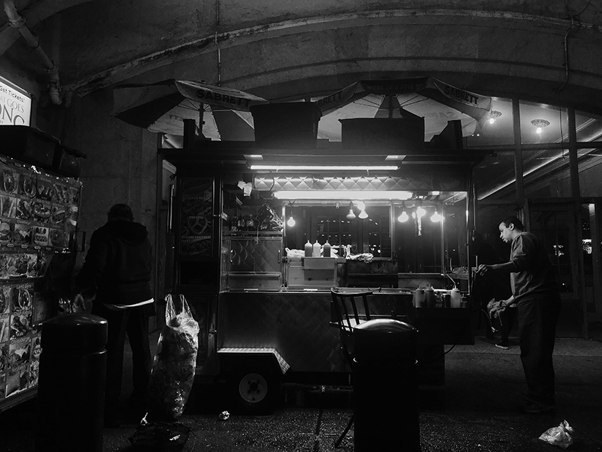 colleen_putman_street_vendor_at_night_manhattan