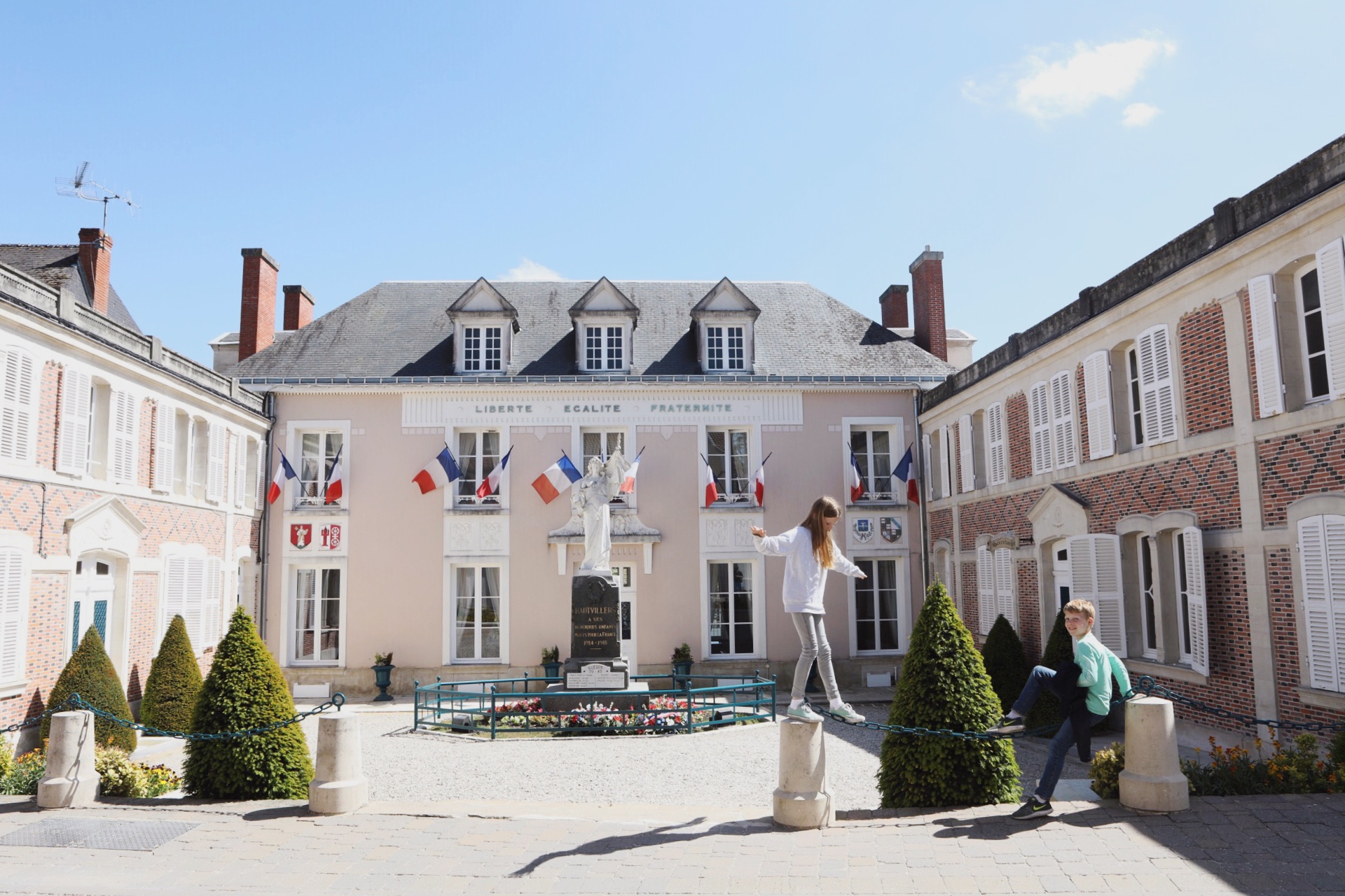 Jaroszk_French Town Hall _hautsvillers_france